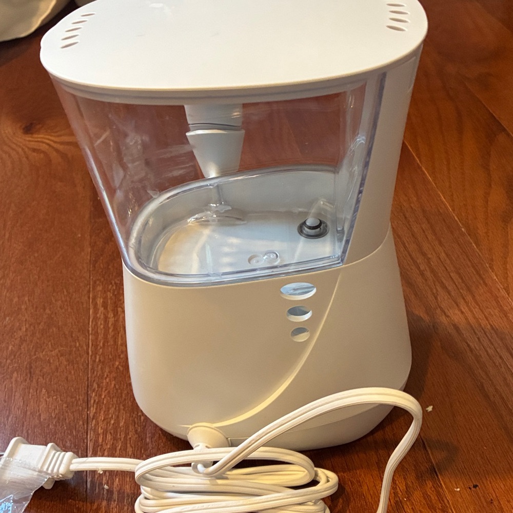 Waterpik Water Flosser in White - used 3 times - Picture 4 of 8
